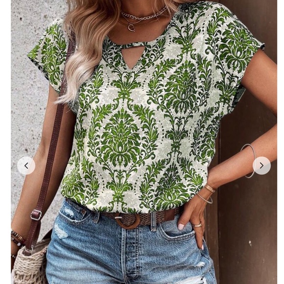 2/$20 Popover top. Batwing sleeves, keyhole neckline - Picture 3 of 10